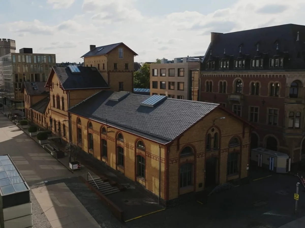 Krafthaus im Rheinauhafen — Sitz von Le Werk Das Krafthaus im Kölner Rheinauhafen, Sitz der Content-Creation-Agentur Le Werk: Backsteinbau mit Schieferdach, daneben Kopfsteinpflaster und die Nachbargebäude